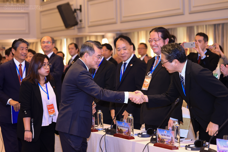 Prime Minister Le Minh Hung and&nbsp;representatives of Japanese enterprises&nbsp;in Hue on September 6. (Photo: chinhphu.vn)