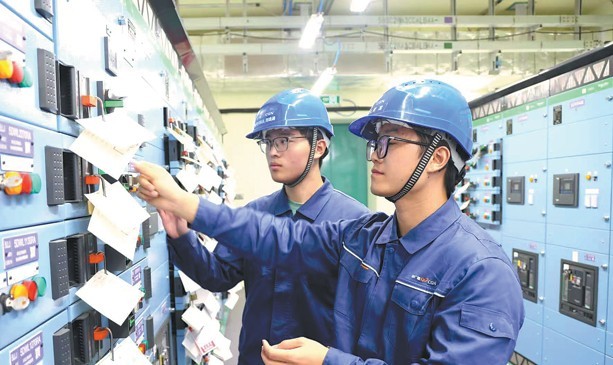 Kỹ sư kiểm tra tình trạng vận hành của các cơ sở cung cấp điện tại dự án. WANG YAJING/FOR CHINA DAILY