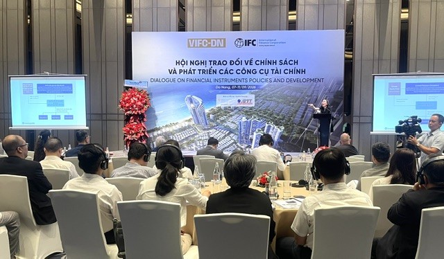 GS. Xuân Thảo Nguyễn, Giám đốc Trung tâm nghiên cứu Luật châu Á, Trường Luật, Đại học Washington, Hoa Kỳ, trình bày tham luận tại hội nghị. Ảnh Ngô Anh Văn.