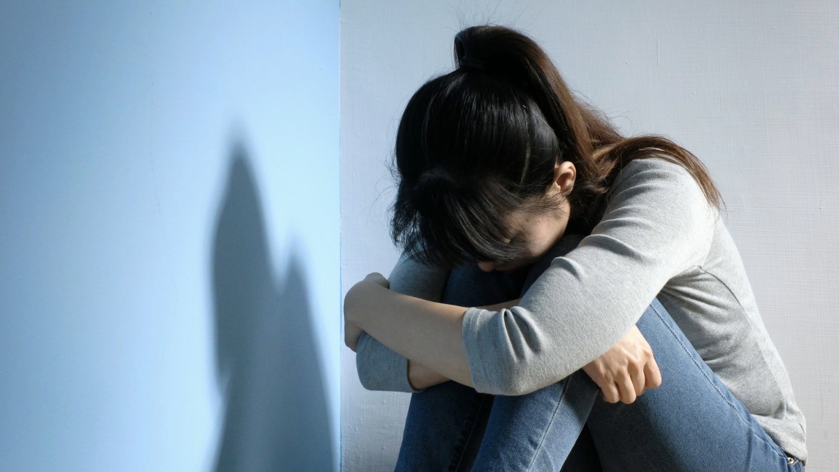 Ở người lớn, nguyên nhân mắc bệnh thường là áp lực công việc, cuộc sống. Ảnh minh họa: Long Châu