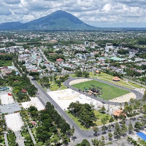 Tây Ninh với quy mô không gian mới tạo điều kiện để tỉnh tổ chức lại các vùng phát triển, đồng thời kết nối các trung tâm sản xuất với hệ thống giao thông, cửa khẩu và các đầu mối logistics. Trong ảnh: Quảng trường Tô Quyền, Tây Ninh. Ảnh: Tấn Phát