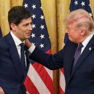 Chủ tịch Fed Kevin Warsh (trái) và Tổng thống Mỹ Donald Trump trong lễ nhậm chức của ông Warsh tại Nhà Trắng, tháng 5/2026 - Ảnh: Getty/CNBC.