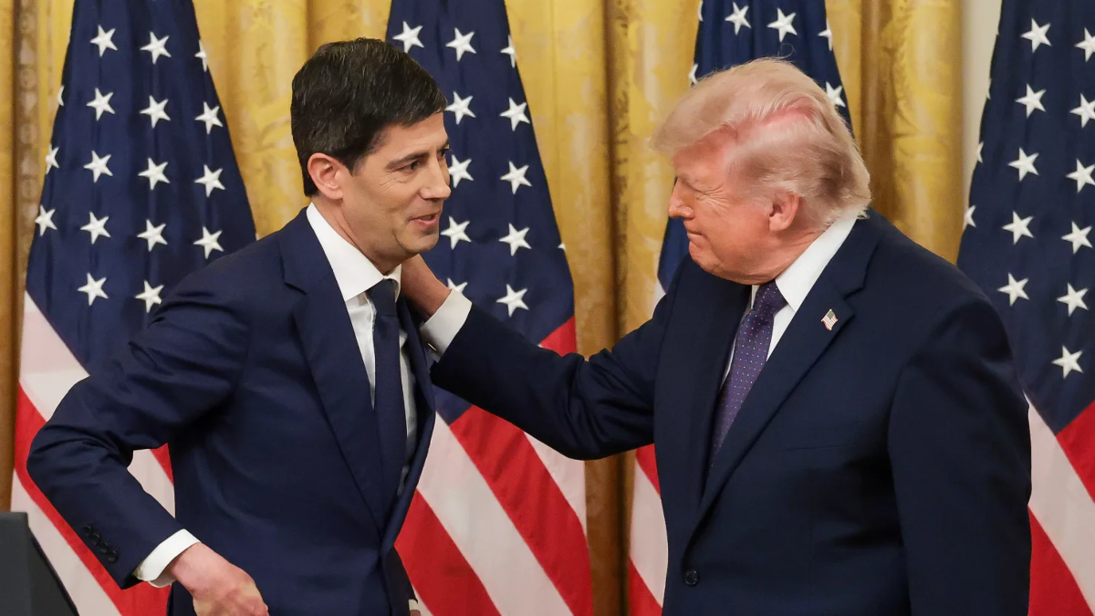 Chủ tịch Fed Kevin Warsh (trái) và Tổng thống Mỹ Donald Trump trong lễ nhậm chức của ông Warsh tại Nhà Trắng, tháng 5/2026 - Ảnh: Getty/CNBC.
