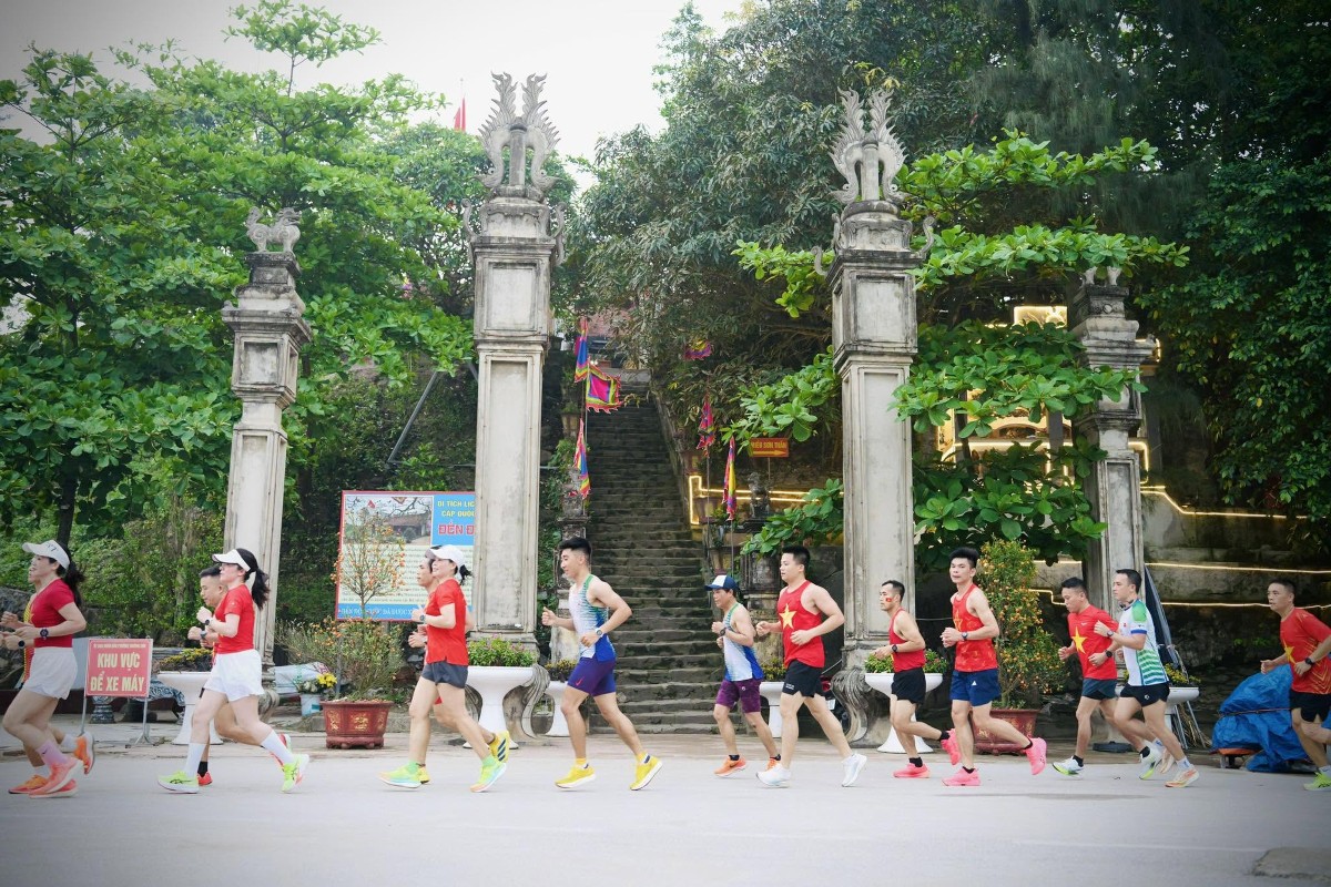 Những bước chạy đưa về phía chân núi Trường Lệ, nơi Đền Độc Cước uy nghiêm soi bóng xuống biển. Ảnh: Sầm Sơn Marathon
