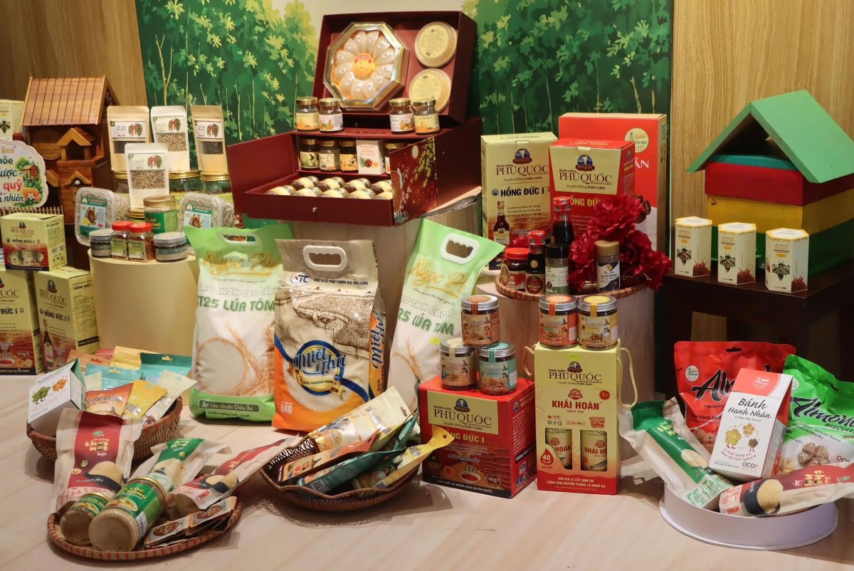 Song song với hệ thống bán lẻ hiện đại, các chương trình đưa hàng Việt đến gần người tiêu dùng cũng được đẩy mạnh. Ảnh: Sức sống hàng Việt