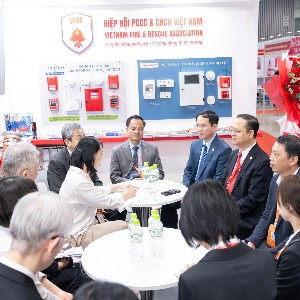 VFRA trao đổi với Hiệp hội thiết bị PCCC Nhật Bản tại triển lãm Secutech 2025. Ảnh: VFRA