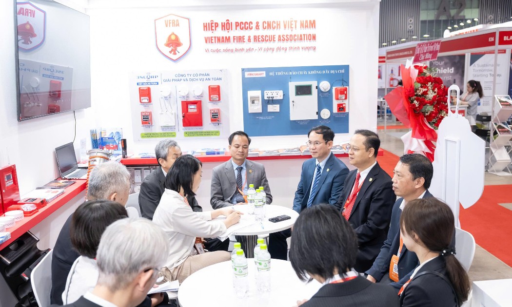 VFRA trao đổi với Hiệp hội thiết bị PCCC Nhật Bản tại triển lãm Secutech 2025. Ảnh: VFRA