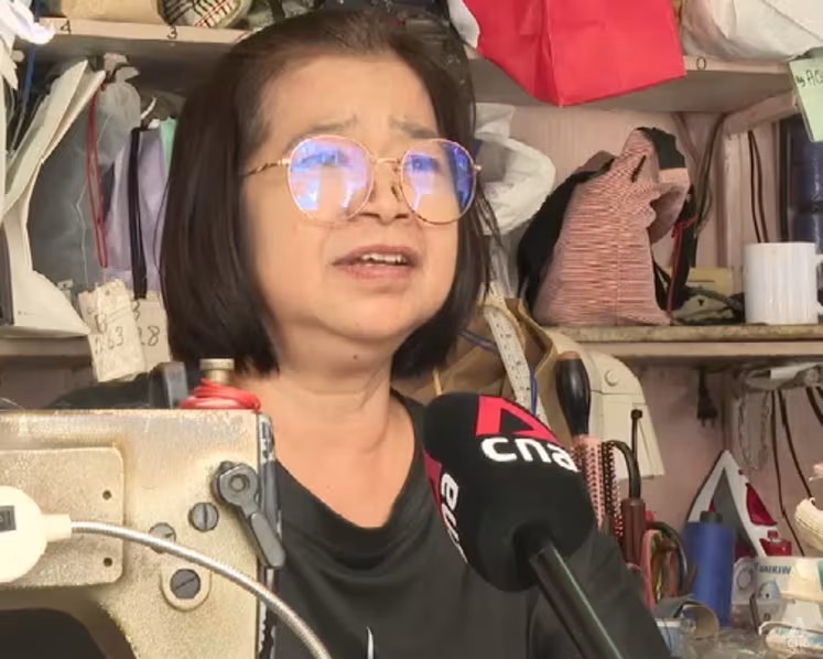 Thợ may Nathinan Limjam trao đổi với CNA. Ảnh: CNA