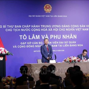 Tổng Bí thư, Chủ tịch nước Tô Lâm nói chuyện thân mật với cán bộ, nhân viên Đại sứ quán và đại diện cộng đồng người Việt Nam tại Nga. Ảnh: Thống Nhất – TTXVN