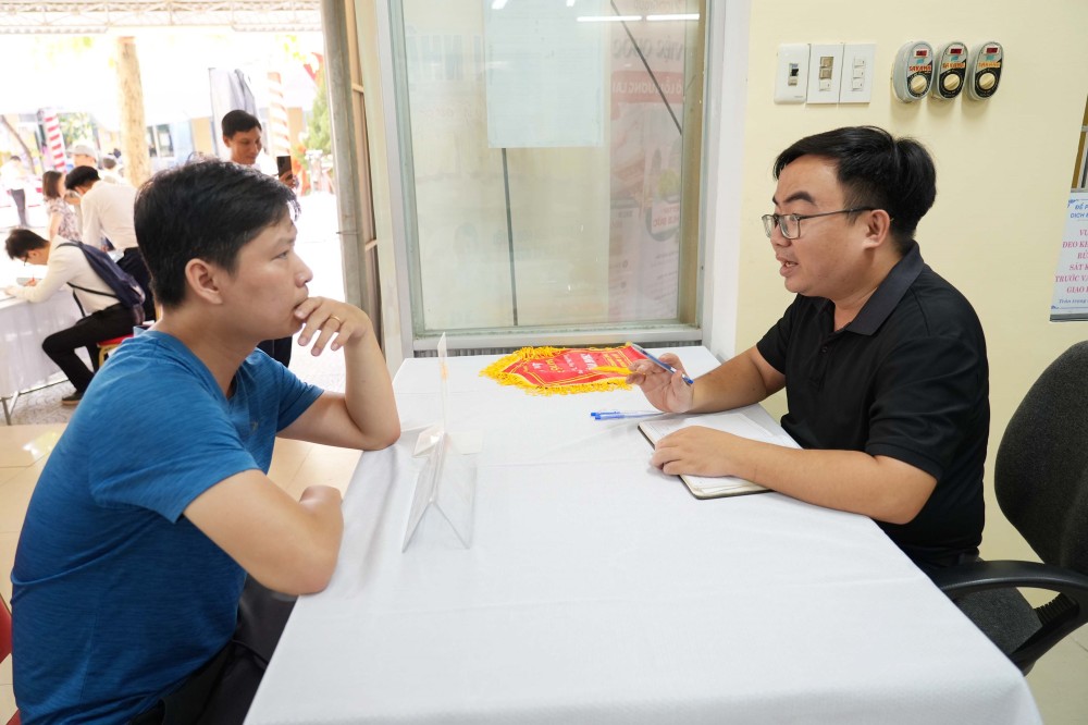 Người lao động trực tiếp trao đổi với đại diện doanh nghiệp về vị trí tuyển dụng.Ảnh: UBND TP Huế