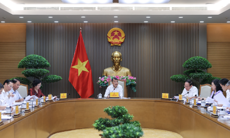Thủ tướng Lê Minh Hưng chủ trì cuộc làm việc với Bộ Y tế và các bộ, ngành, cơ quan liên quan về dự án Luật sửa đổi, bổ sung một số luật trong lĩnh vực y tế - Ảnh: chinhphu.vn/Nhật Bắc.