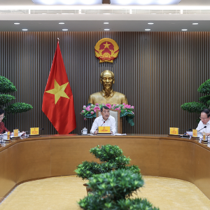 Thủ tướng Lê Minh Hưng chủ trì cuộc làm việc với Bộ Y tế và các bộ, ngành, cơ quan liên quan về dự án Luật sửa đổi, bổ sung một số luật trong lĩnh vực y tế - Ảnh: chinhphu.vn/Nhật Bắc.