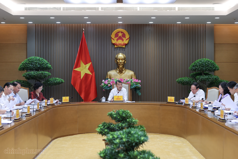 Thủ tướng Lê Minh Hưng chủ trì cuộc làm việc với Bộ Y tế và các bộ, ngành, cơ quan liên quan về dự án Luật sửa đổi, bổ sung một số luật trong lĩnh vực y tế - Ảnh: chinhphu.vn/Nhật Bắc.