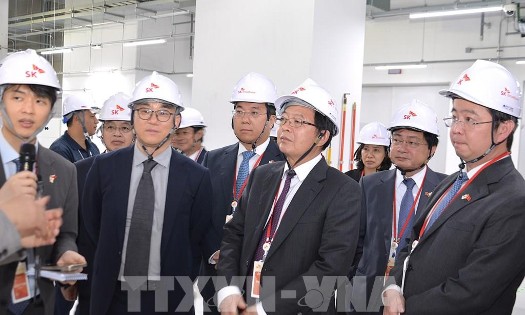 Deputy Prime Minister Ho Quoc Dung (front row, 2nd from right) and other Vietnamese delegates inspect the Haein GPU Center infrastructure on September 7. - (Photo: VNA)