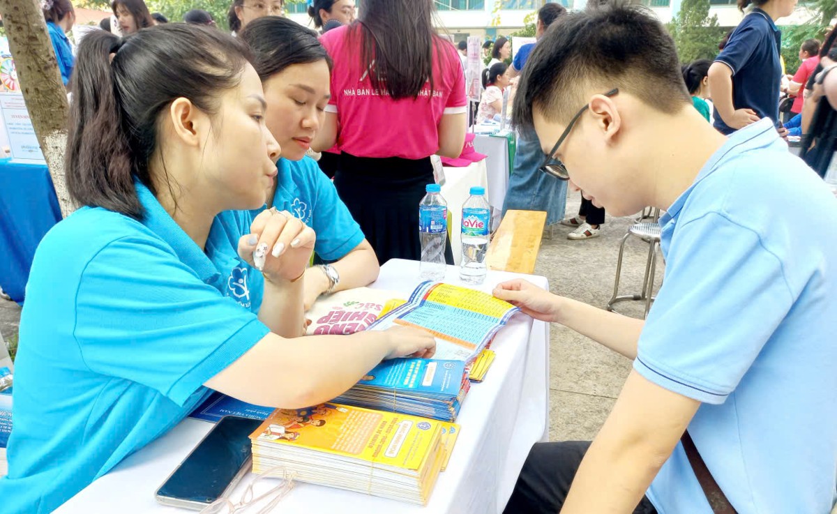 Tư vấn việc tham gia bảo hiểm xã hội với người lao động. Ảnh: Thu Hằng.