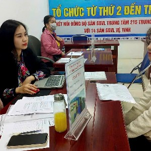 Doanh nghiệp trao đổi với người lao động. Ảnh: Thu Hăằng.
