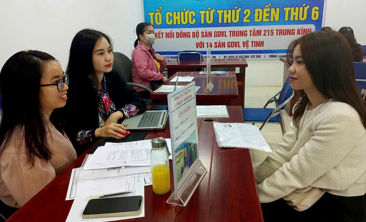 Doanh nghiệp trao đổi với người lao động. Ảnh: Thu Hăằng.