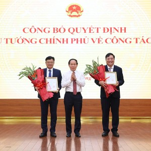 Phó Thủ tướng Lê Tiến Châu trao Quyết định bổ nhiệm Phó Tổng Thanh tra Chính phủ đối với ông Phạm Thành Ngại và ông Nguyễn Thanh Tuấn - Ảnh: chinhphu.vn/Thu Sa