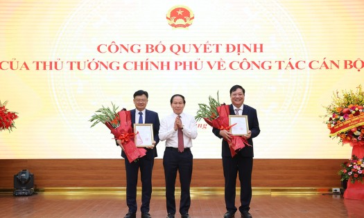 Phó Thủ tướng Lê Tiến Châu trao Quyết định bổ nhiệm Phó Tổng Thanh tra Chính phủ đối với ông Phạm Thành Ngại và ông Nguyễn Thanh Tuấn - Ảnh: chinhphu.vn/Thu Sa