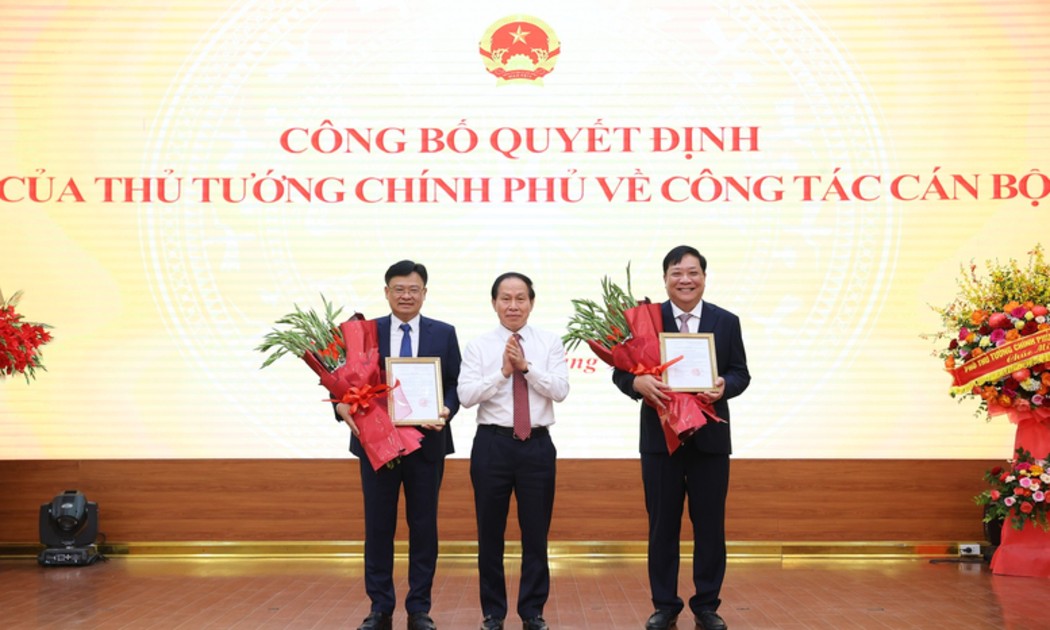 Phó Thủ tướng Lê Tiến Châu trao Quyết định bổ nhiệm Phó Tổng Thanh tra Chính phủ đối với ông Phạm Thành Ngại và ông Nguyễn Thanh Tuấn - Ảnh: chinhphu.vn/Thu Sa