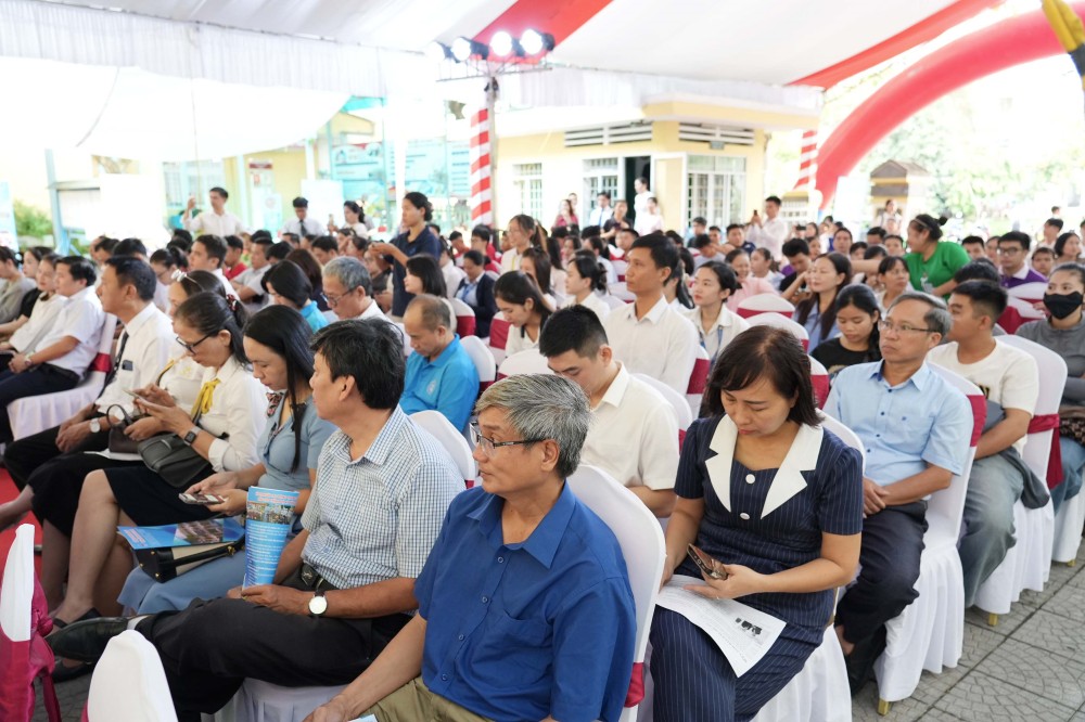 Đông đảo người lao động tìm hiểu thông tin tuyển dụng ngay trong ngày khai mạc. Ảnh: UBND TP Huế