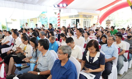 Đông đảo người lao động tìm hiểu thông tin tuyển dụng ngay trong ngày khai mạc. Ảnh: UBND TP Huế