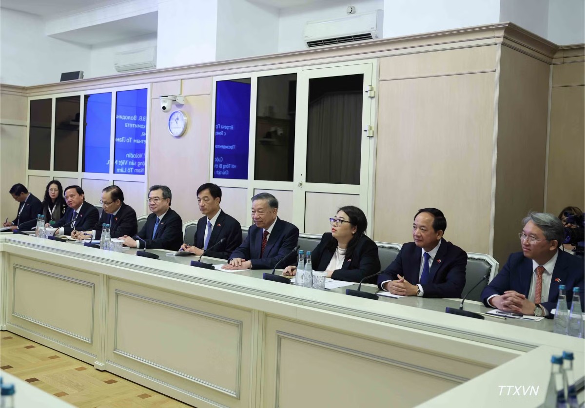 Tổng Bí thư, Chủ tịch nước Tô Lâm và thành viên đoàn cấp cao Việt Nam tại cuộc hội kiến Chủ tịch Duma Quốc gia Nga Vyacheslav Volodin. Ảnh: TTXVN