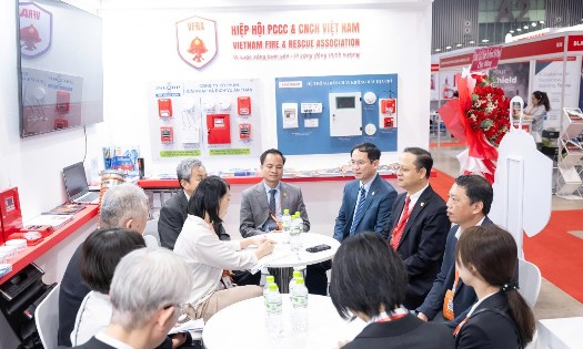 VFRA representatives engage in discussions with the Japan Fire Equipment Inspection Institute at Secutech 2025. (Photo: VFRA)

