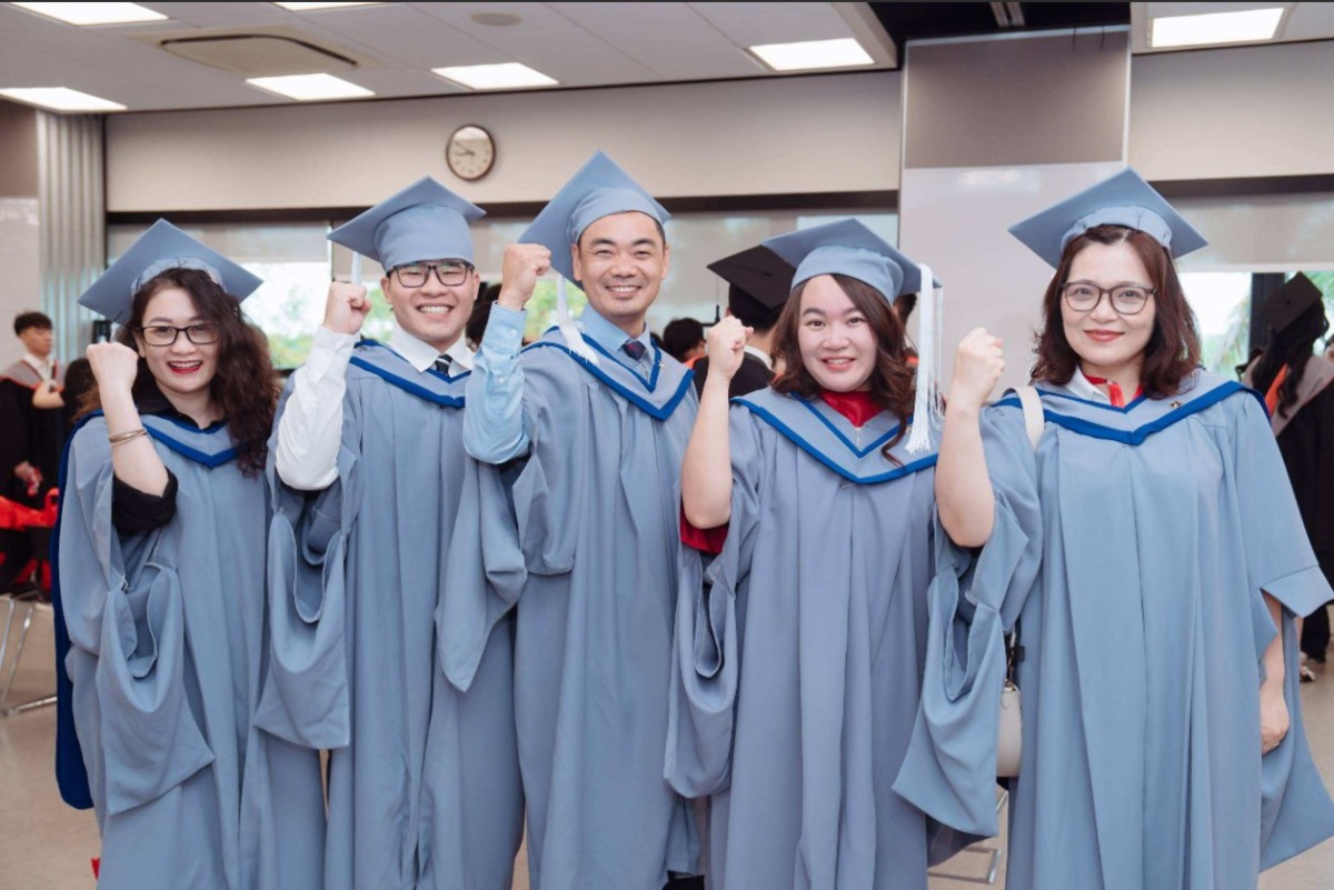 Anh Hợp (ở giữa) cùng các bạn học trong lớp MBA tại BUV.