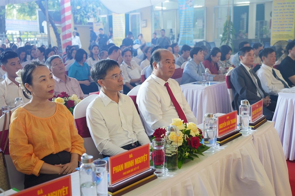 Các đại biểu cùng đại diện doanh nghiệp và đông đảo người lao động tham dự sự kiện. Ảnh: UBND TP Huế