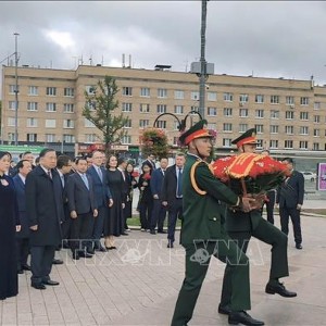 Tổng Bí thư, Chủ tịch nước Tô Lâm cùng Phu nhân và Đoàn đại biểu cấp cao Việt Nam đến đặt hoa tại Quảng trường Hồ Chí Minh ở thủ đô Moskva. Ảnh: Tâm Hằng-TTXVN