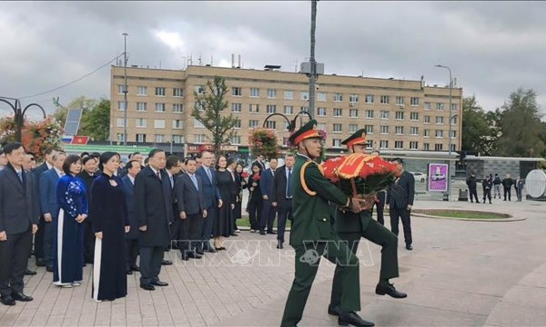 Tổng Bí thư, Chủ tịch nước Tô Lâm dâng hoa Tượng đài Chủ tịch Hồ Chí Minh và Đài tưởng niệm Liệt sĩ Vô danh tại Nga