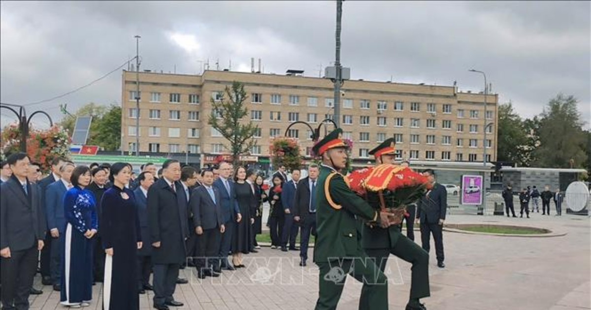 Tổng B&iacute; thư, Chủ tịch nước T&ocirc; L&acirc;m d&acirc;ng hoa...