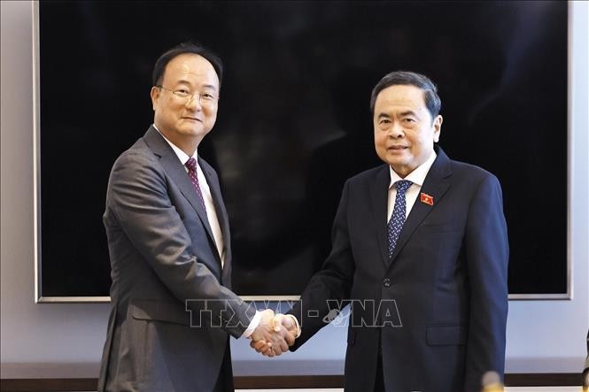 Chủ tịch Quốc hội Trần Thanh Mẫn tiếp ông Moon Hyuk-soo, Giám đốc điều hành LG Innotek, thuộc Tập đoàn LG. Ảnh: TTXVN.