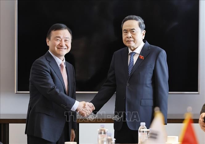 Chủ tịch Quốc hội Trần Thanh Mẫn tiếp ông Roh Tae Moon, Phó Chủ tịch cấp cao kiêm Tổng Giám đốc điều hành Samsung điện tử (Hàn Quốc). Ảnh: TTXVN.