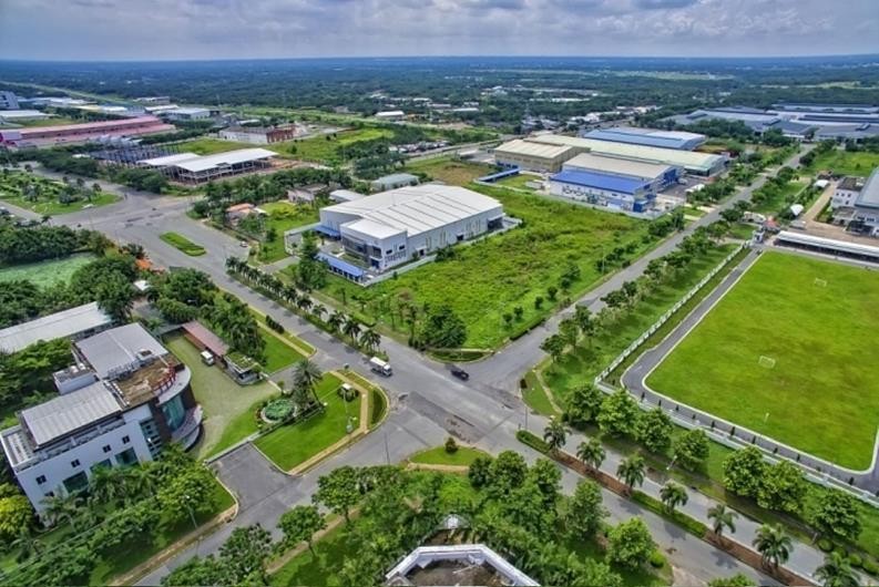 TP. Đồng Nai đang đặt ra lộ trình chuyển hóa những khu công nghiệp đã hình thành sang mô hình xanh, sinh thái. Trong ảnh: KCN Long Khánh với nhiều mảng xanh thiên nhiên. Ảnh: Kim Anh
