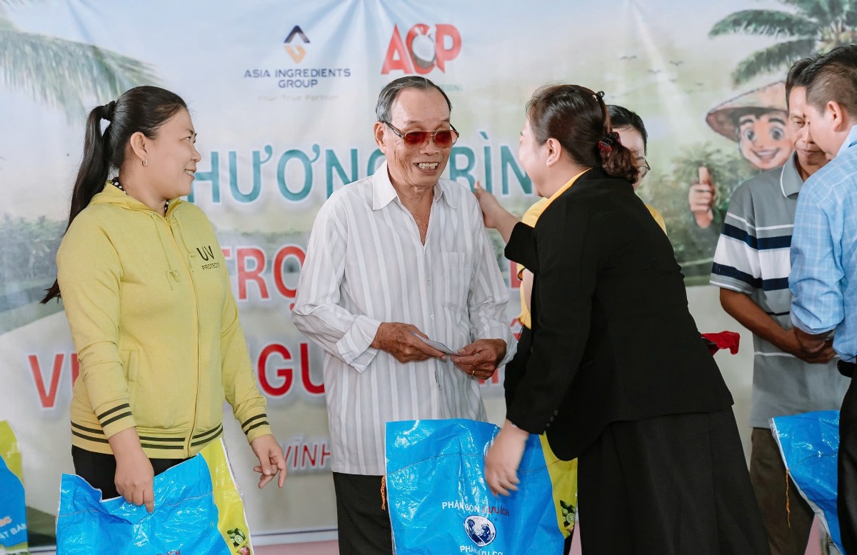 AIG hỗ trợ vật tư sản xuất và chi phí canh tác giúp người nông dân duy trì phát triển bền vững vùng nguyên liệu dừa Vĩnh Long. Ảnh: AIG.