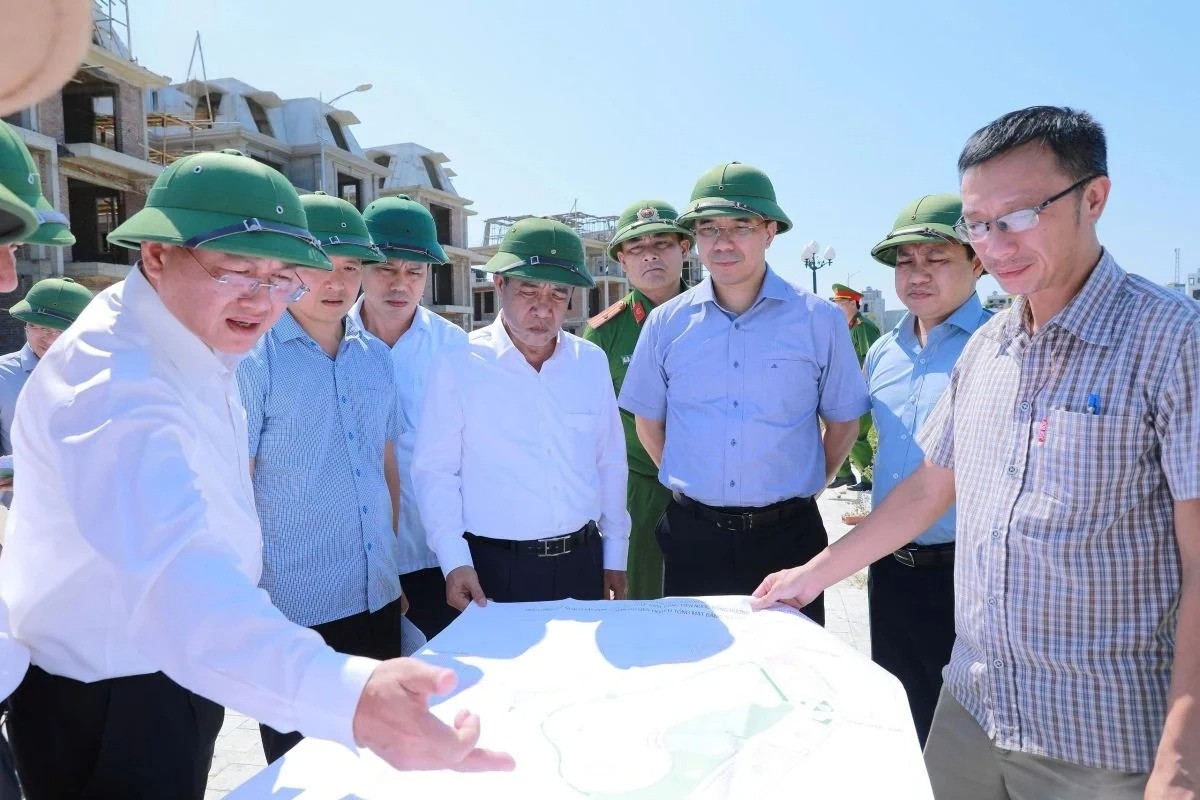 Bí thư Tỉnh ủy Thanh Hóa Lê Đức Thái trực tiếp kiểm tra thực địa nhiều dự án tồn đọng, kéo dài, có nguy cơ gây thất thoát, lãng phí trên địa bàn phường Hạc Thành. Ảnh: Minh Hiếu