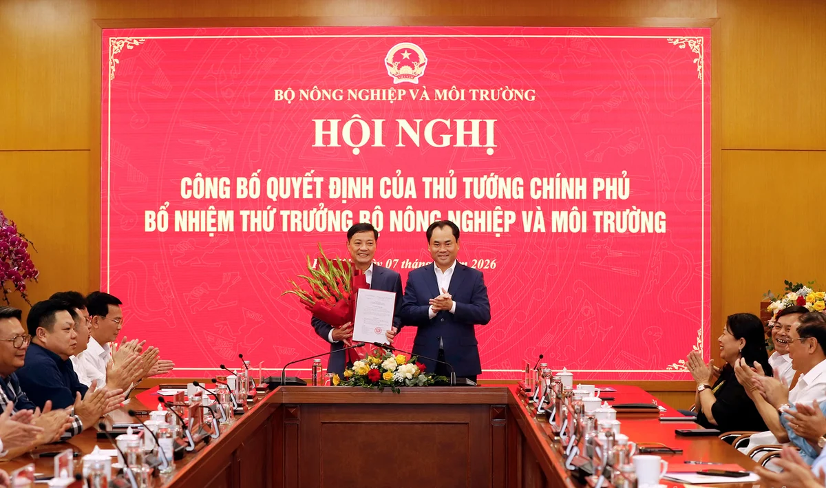 Bộ trưởng Trịnh Việt Hùng thừa ủy quyền của Thủ tướng Chính phủ trao Quyết định của Thủ tướng Chính phủ điều động, bổ nhiệm và chúc mừng ông Lê Trọng Yên, Phó Chủ tịch Thường trực UBND tỉnh Lâm Đồng, giữ chức Thứ trưởng Bộ Nông nghiệp và Môi trường. Ảnh: Khương Trung