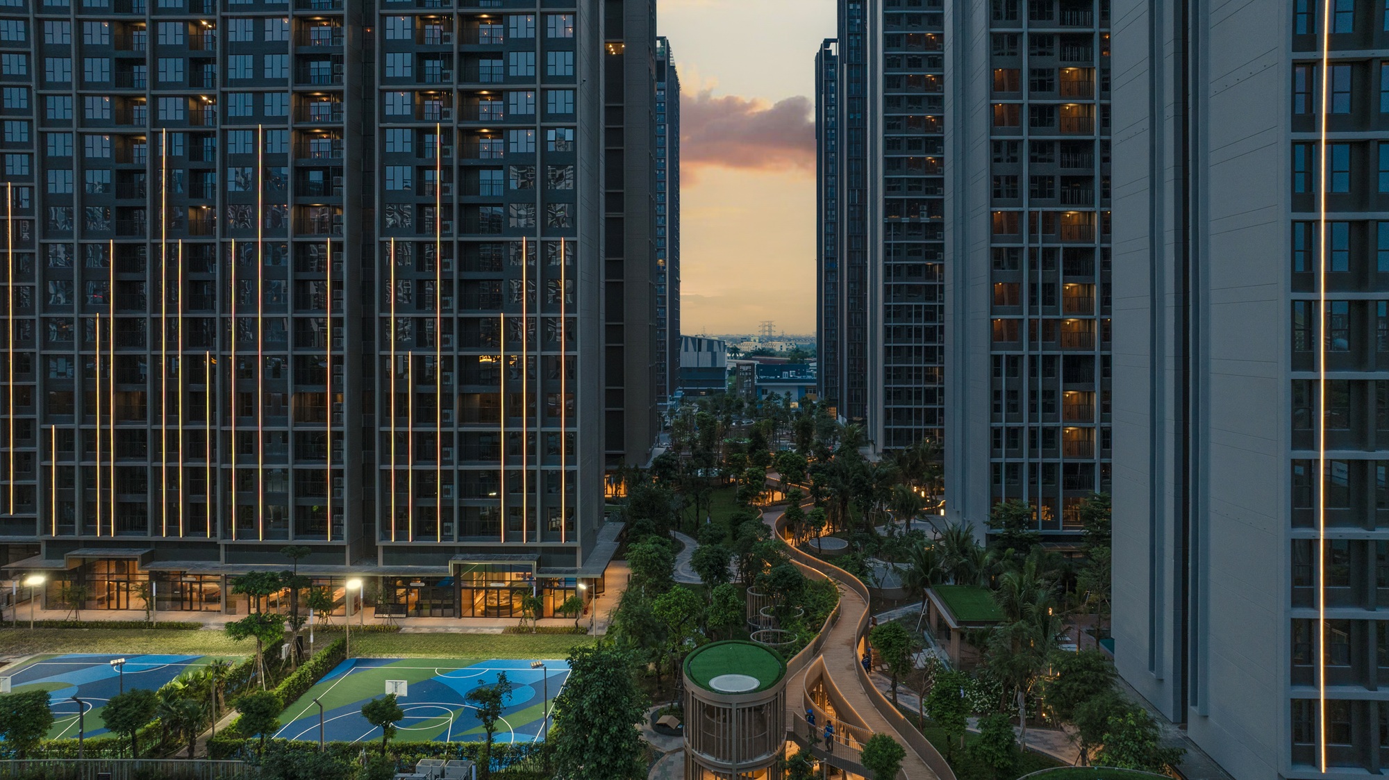 The elevated treetop promenade links landscaped areas and lifestyle facilities, creating a green spine for daily living.