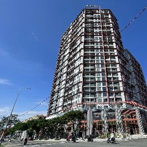 Những khu “đất vàng” ven sông Hàn đã được TP Đà Nẵng cho doanh nghiệp thuê dài hạn xây dựng nhà ở thương mại đem lại nguồn thu lớn cho NS thành phố. Ảnh: Anh Văn.