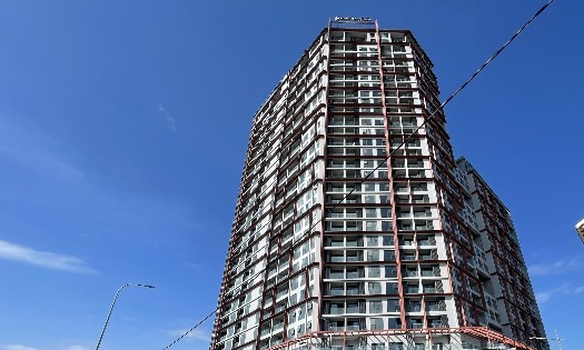 Những khu “đất vàng” ven sông Hàn đã được TP Đà Nẵng cho doanh nghiệp thuê dài hạn xây dựng nhà ở thương mại đem lại nguồn thu lớn cho NS thành phố. Ảnh: Anh Văn.