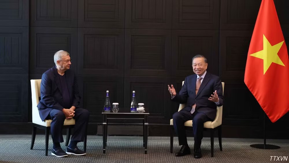 Tổng Bí thư, Chủ tịch nước Tô Lâm tiếp ông Vladimir Yevtushenkov, nhà sáng lập Công ty cổ phần Đại chúng AFK Sistema. Ảnh: Thống Nhất/TTXVN)