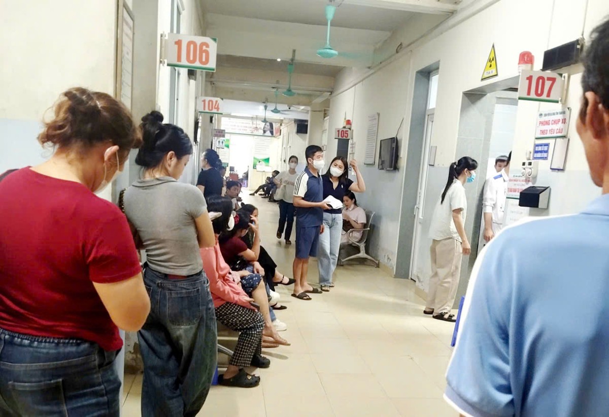 Người dân làm thủ tục đăng ký khám chữa bệnh. Ảnh: Thu Hằng.