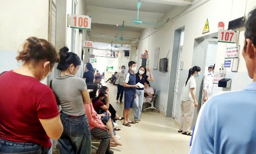 Người dân làm thủ tục đăng ký khám chữa bệnh. Ảnh: Thu Hằng.