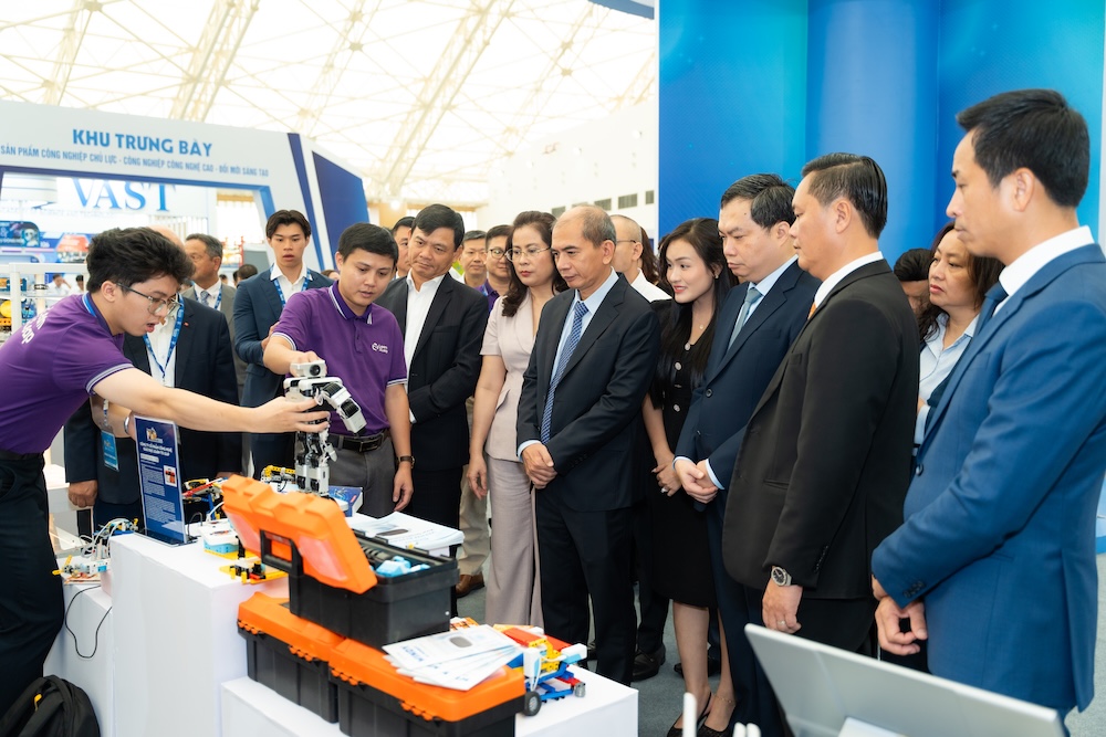 Dưới góc độ quản lý nhà nước, đại diện chính quyền Hà Nội khẳng định việc tổ chức sự kiện là minh chứng rõ nét cho cam kết triển khai có hiệu quả các chỉ đạo của Trung ương, bao gồm Nghị quyết 23-NQ/TW về chính sách phát triển công nghiệp quốc gia, Nghị quyết 57-NQ/TW về đột phá khoa học công nghệ, Nghị quyết 29-NQ/TW về công nghiệp hóa - hiện đại hóa, cùng Nghị quyết Đại hội Đảng bộ Thành phố Hà Nội lần thứ XVIII,&nbsp;nhiệm kỳ 2025-2030, Đại hội đại biểu toàn quốc lần thứ XIV của Đảng.