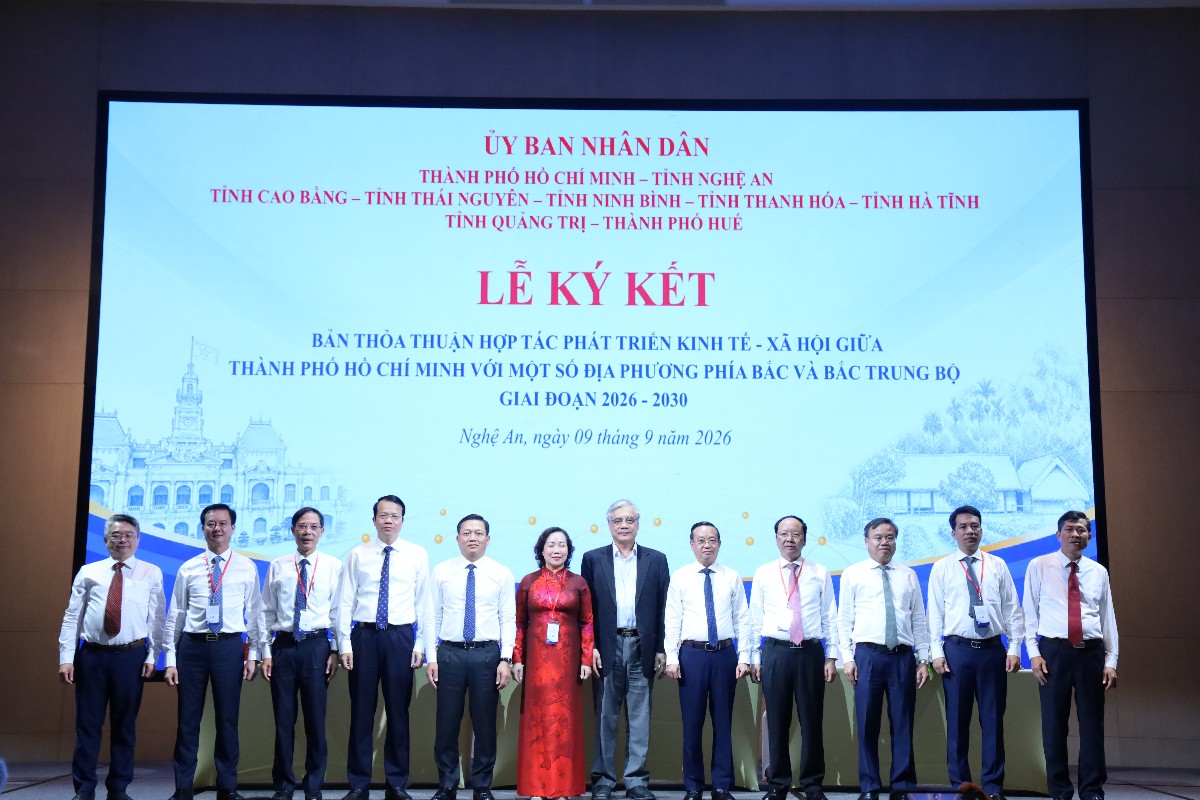 Đại diện UBND TP. Hồ Chí Minh và 8 UBND tỉnh, thành phố Bắc và Bắc Trung bộ công bố hợp tác phát triển kinh tế xã hội 2026 - 2030 - Ảnh: Phú Quốc.