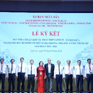 Đại diện UBND TP. Hồ Chí Minh và 8 UBND tỉnh, thành phố Bắc và Bắc Trung bộ công bố hợp tác phát triển kinh tế xã hội 2026 - 2030 - Ảnh: Phú Quốc.