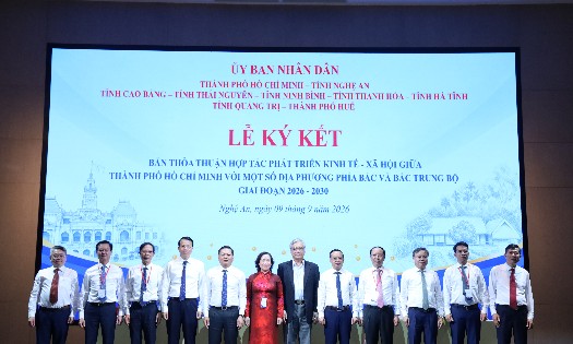Đại diện UBND TP. Hồ Chí Minh và 8 UBND tỉnh, thành phố Bắc và Bắc Trung bộ công bố hợp tác phát triển kinh tế xã hội 2026 - 2030 - Ảnh: Phú Quốc.