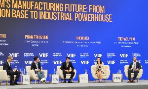 Các chuyên gia trong phiên thảo luận “Tương lai ngành sản xuất Việt Nam: Từ cơ sở sản xuất trở thành cường quốc công nghiệp”. Ảnh: B.B
